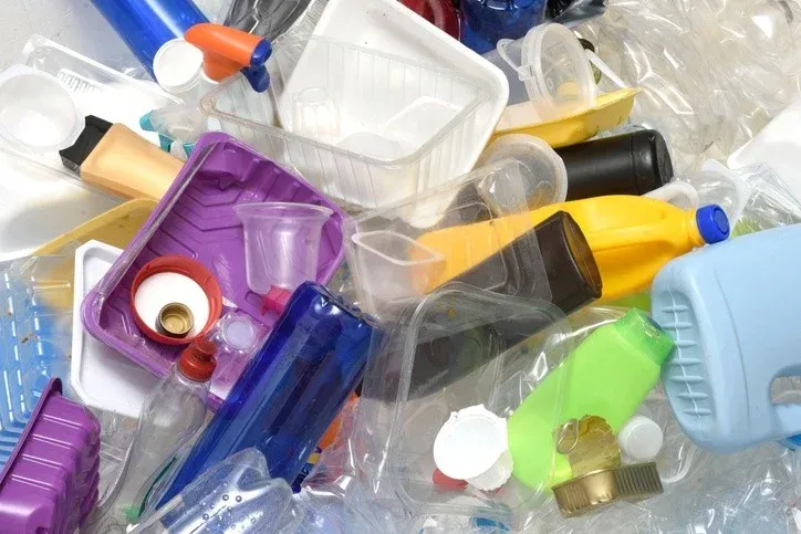 Envases de plastico descartados